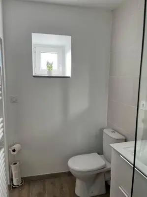 Salle de bains dans l'établissement Appartement Centre de Guécélard