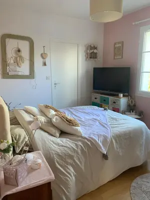 Un ou plusieurs lits dans un hébergement de l'établissement Chambre chaleureuse prox circuit