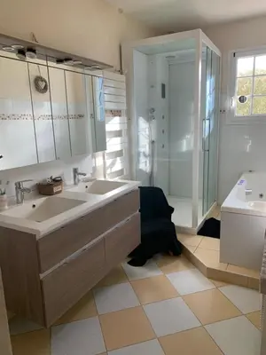 Salle de bains dans l'établissement Chambre chaleureuse prox circuit
