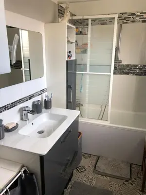 Salle de bains dans l'établissement Chambre d hôte spéciale évènements sur circuit 24h du Mans