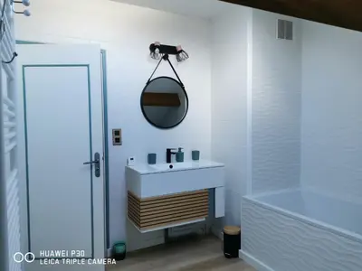 Salle de bains dans l'établissement 2 chambres privatives avec Sdb proche circuit