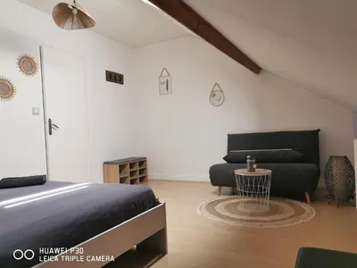 Coin salon dans l'établissement 2 chambres privatives avec Sdb proche circuit