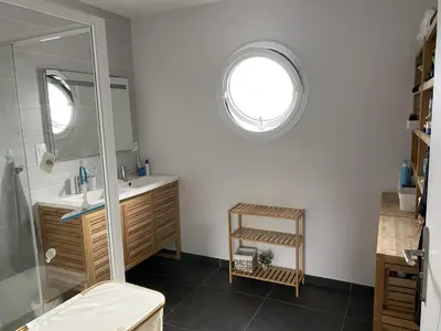 Salle de bains dans l'établissement Chambres 24h du Mans