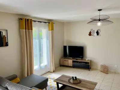 Télévision ou salle de divertissement dans l'établissement Gîte Basilic