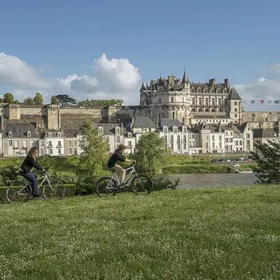 Vélo sur le terrain de l'établissement Studio Amboise centre historique ou dans les environs