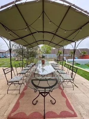 Terrasse ou espace extérieur de l'établissement Oasis de Détente avec Piscine et Jacuzzi 300m2