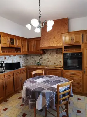 Cuisine ou kitchenette dans l'établissement Grande maison de ville 120 m2 veranda et jardin.