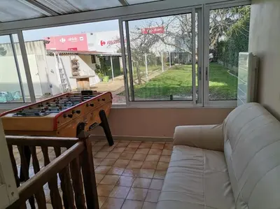Coin salon dans l'établissement Grande maison de ville 120 m2 veranda et jardin.