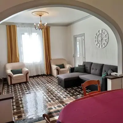 Grande maison de ville 120 m2 veranda et jardin.