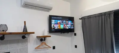 Télévision ou salle de divertissement dans l'établissement au p'tit logis montlouisien