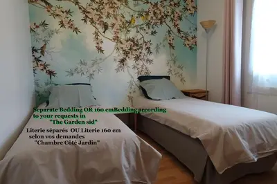 Un ou plusieurs lits dans un hébergement de l'établissement 24h Le Mans Chambres Rooms