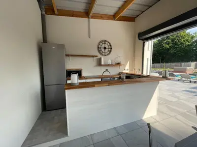 Cuisine ou kitchenette dans l'établissement Villa avec piscine et spa proche circuit 24H Le Mans