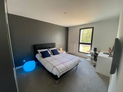 Un ou plusieurs lits dans un hébergement de l'établissement Villa avec piscine et spa proche circuit 24H Le Mans