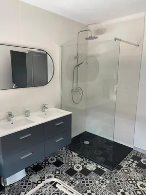 Salle de bains dans l'établissement La résidence du Franc Palais 2