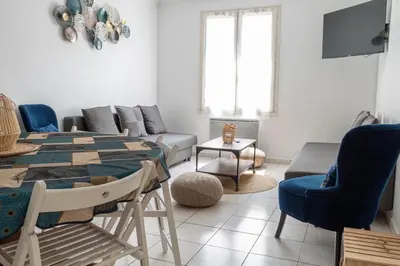 Télévision ou salle de divertissement dans l'établissement T4 - Charmant Appartement à Saint Aignan