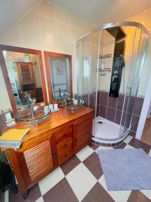 Salle de bains dans l'établissement maison philirina