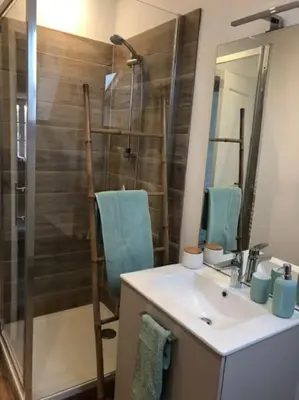 Salle de bains dans l'établissement À côté de la Loire