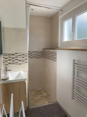 Salle de bains dans l'établissement GITE DE LA CAZELLERIE