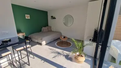 Un ou plusieurs lits dans un hébergement de l'établissement Le Patio : studio avec extérieur
