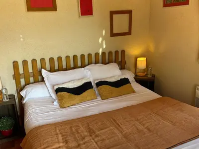 Un ou plusieurs lits dans un hébergement de l'établissement Charmantes chambres d'hôtes avec piscine et coin cuisine près de l'abbaye de Solesmes - FR-1-410-404