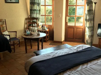 Un ou plusieurs lits dans un hébergement de l'établissement Charmantes chambres d'hôtes avec piscine et coin cuisine près de l'abbaye de Solesmes - FR-1-410-404