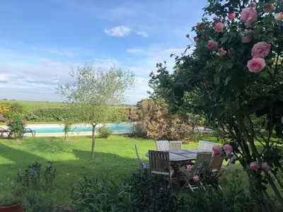 Piscine de l'établissement Charmantes chambres avec piscine près de l'abbaye de Solesmes - FR-1-410-403 ou située à proximité