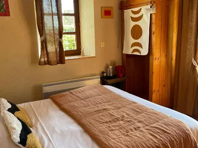 Un ou plusieurs lits dans un hébergement de l'établissement Charmantes chambres avec piscine près de l'abbaye de Solesmes - FR-1-410-403