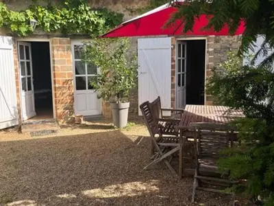 Jardin de l'établissement Charmant logement avec piscine et table d'hôtes, proche de Solesmes et de l'abbaye. - FR-1-410-407