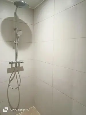 Salle de bains dans l'établissement La troglodyte fantastique Lochoise