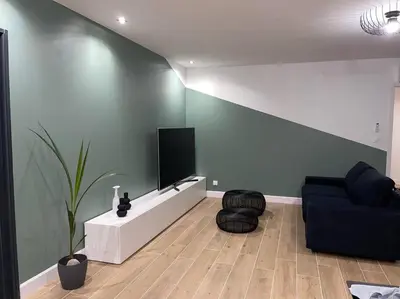 Télévision ou salle de divertissement dans l'établissement Gîte Luna ; villa 6 personnes avec jaccuzi