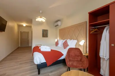 Un ou plusieurs lits dans un hébergement de l'établissement Domaine de la Courbe Hôtel & Spa