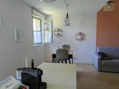 Coin salon dans l'établissement Studios TOUT INCLUS - Calme avec proximité du Centre Ville