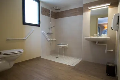 Salle de bains dans l'établissement LOGIS Hôtel-restaurant IMAGO