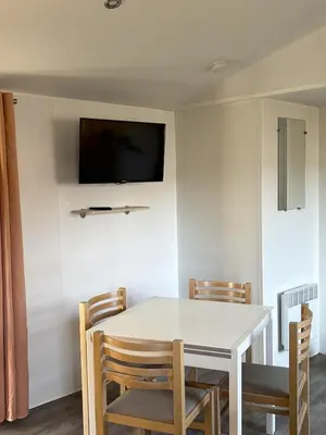 Télévision ou salle de divertissement dans l'établissement Mobilhome dans camping 4 étoiles, entre Châteaux, Beauval et Futuroscope