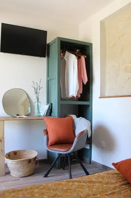 Coin salon dans l'établissement Gîte de la Forge, le Grenier