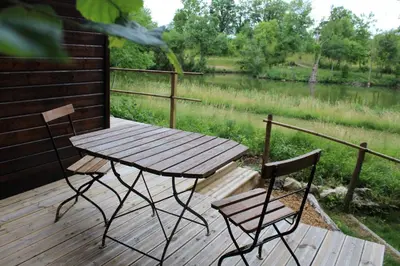 Jardin de l'établissement LES GRANGES D'ANTAN - le REFUGE FORESTIER - INSOLITE SANS EAU - ELECTRICITE AVEC BATTERIE NOMADE