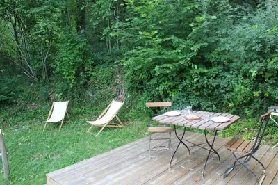 Jardin de l'établissement LES GRANGES D'ANTAN - le REFUGE FORESTIER - INSOLITE SANS EAU - ELECTRICITE AVEC BATTERIE NOMADE