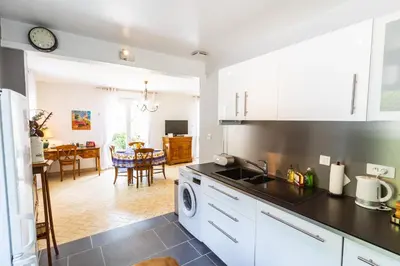 Cuisine ou kitchenette dans l'établissement Clos Fleuri : Amboise Home with Amazing Gardens