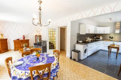 Cuisine ou kitchenette dans l'établissement Clos Fleuri : Amboise Home with Amazing Gardens