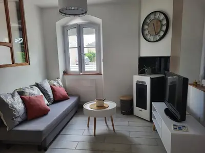 Télévision ou salle de divertissement dans l'établissement L'escale des roses