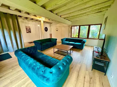 Coin salon dans l'établissement villa festive HOMAZING piscine privée 2h de Paris