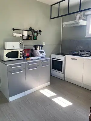 Cuisine ou kitchenette dans l'établissement Maison à 1km du circuit des 24h du Mans