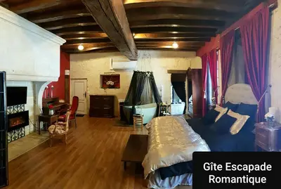 Télévision ou salle de divertissement dans l'établissement Escapade Romantique