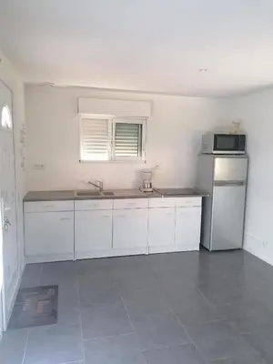 Cuisine ou kitchenette dans l'établissement Appartement indépendant, parking privé, 600m du circuit