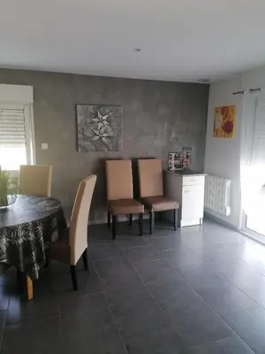 Coin salon dans l'établissement Appartement indépendant, parking privé, 600m du circuit