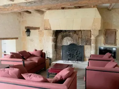 Coin salon dans l'établissement Gîte de charme avec jardin au cœur des châteaux, WiFi, parking inclus - FR-1-381-543