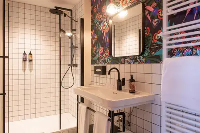Salle de bains dans l'établissement LABE Hôtel Tours Centre Gare