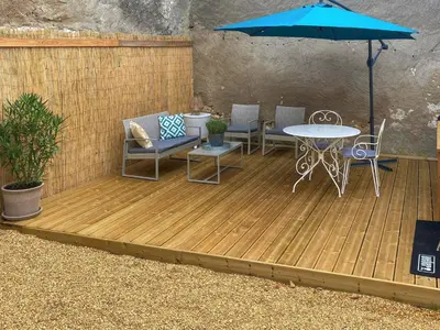 Terrasse ou espace extérieur de l'établissement Gîte charmant en tuffeau près de Saumur avec terrasse, poêle à bois et grandes commodités - FR-1-622-64