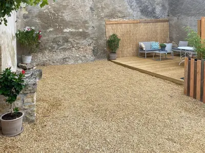 Jardin de l'établissement Gîte charmant en tuffeau près de Saumur avec terrasse, poêle à bois et grandes commodités - FR-1-622-64
