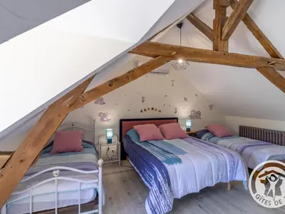 Un ou plusieurs lits dans un hébergement de l'établissement Gîte familial avec piscine privée, proche d'Angers et du Zoo de La Flèche - FR-1-622-65